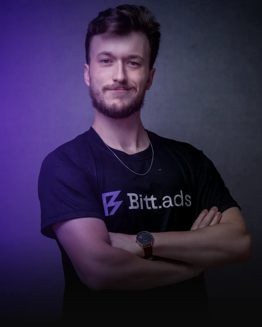 Pedro, fundador da bitt.ads, de braços cruzados, com a camiseta da bitt.ads.